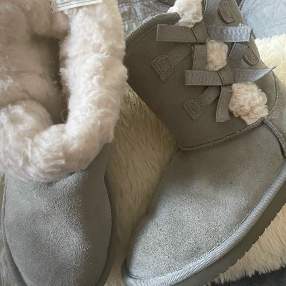 Ugg koolaburra bow boot in grey size 3 hood used condition